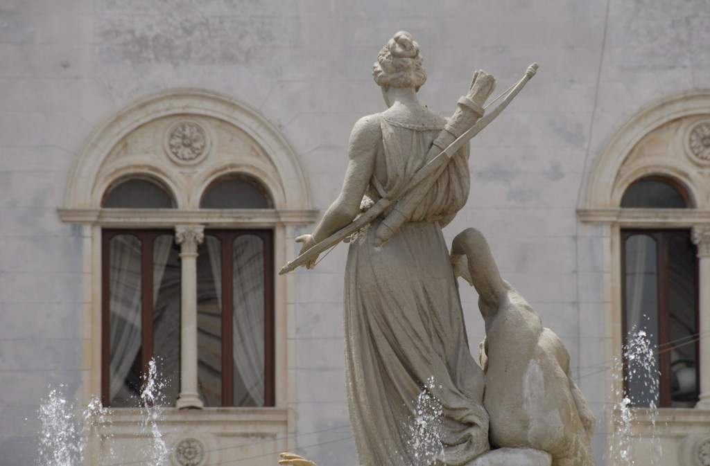 Fountain in Siracusa Sicily.JPG