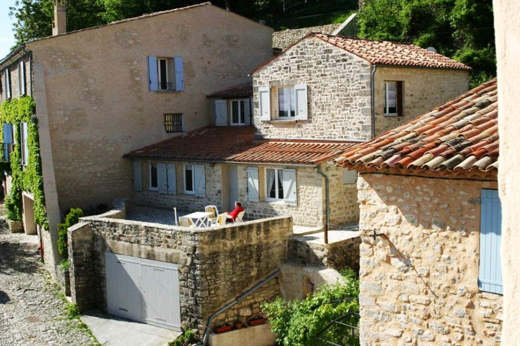 Lovely stone cottages in Forcalquier.JPG