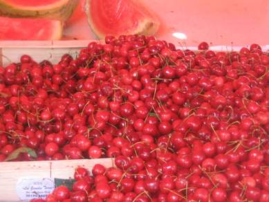 Fresh cherries at the Forcalquier market