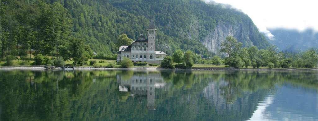 Well known villa at Lake Gundel Austria.jpg
