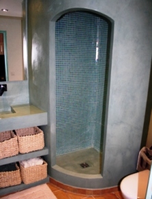 Forcalquier apartment shower