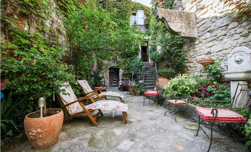Our delightful courtyard wih BBQ Provence