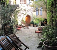 Forcalquier apartments Courtyard